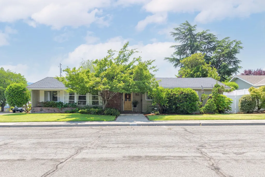 703 NW Amelia Drive Grants Pass OR 97526