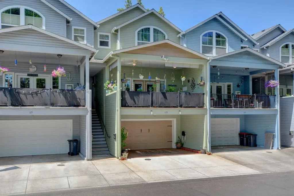 123 N 6th Street Central Point OR 97502