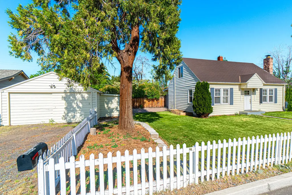 207 SW 12th Street Redmond OR 97756