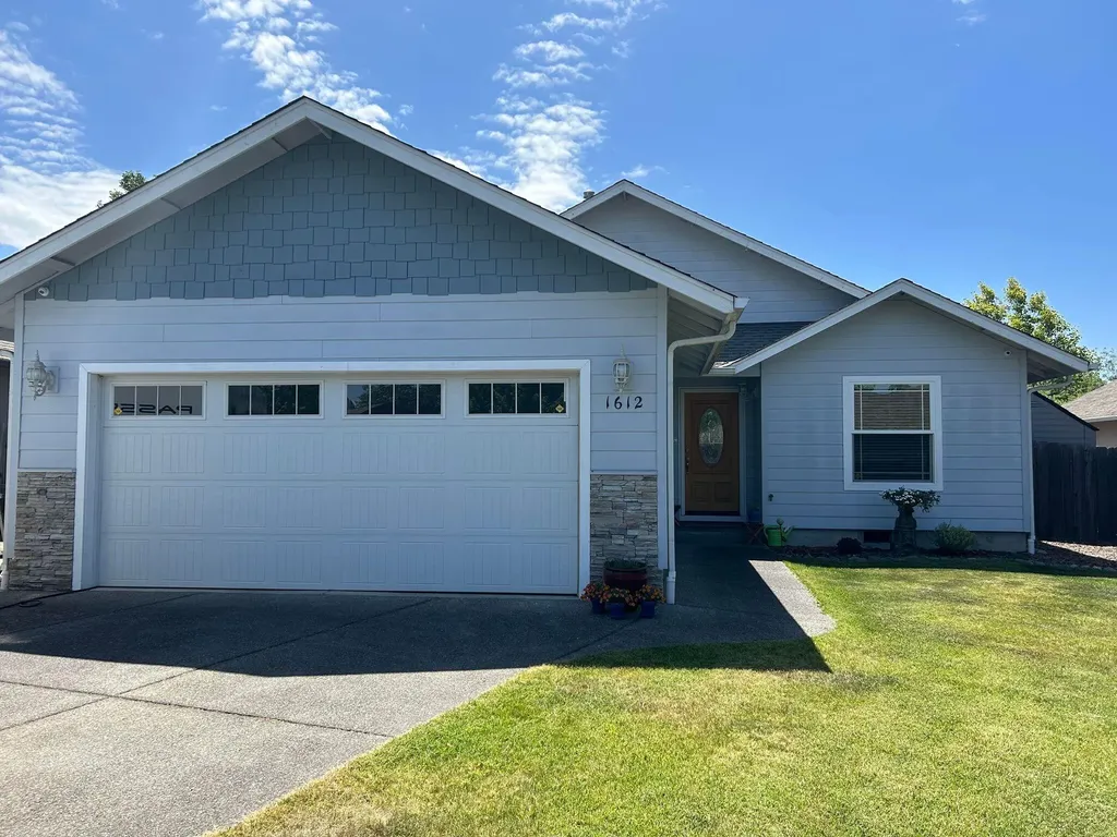 1612 SW Waterstone Drive Grants Pass OR 97527