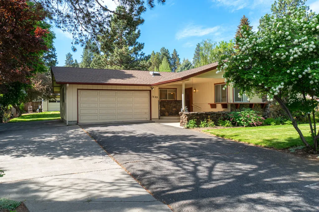 1669 NE Crestridge Drive Bend OR 97701