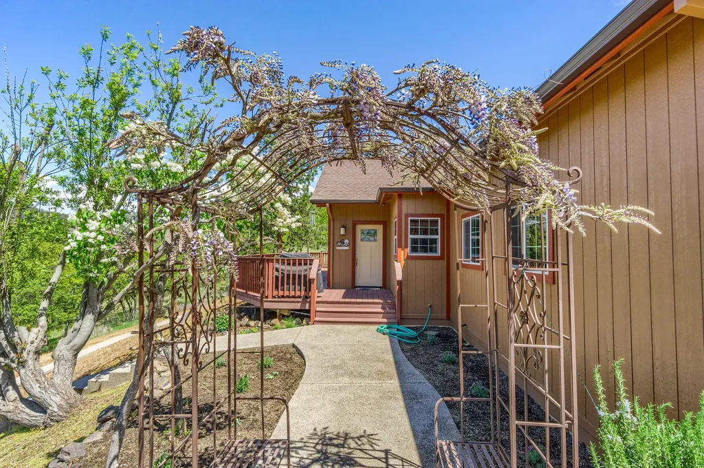 360 White Tail Drive Eagle Point OR 97524