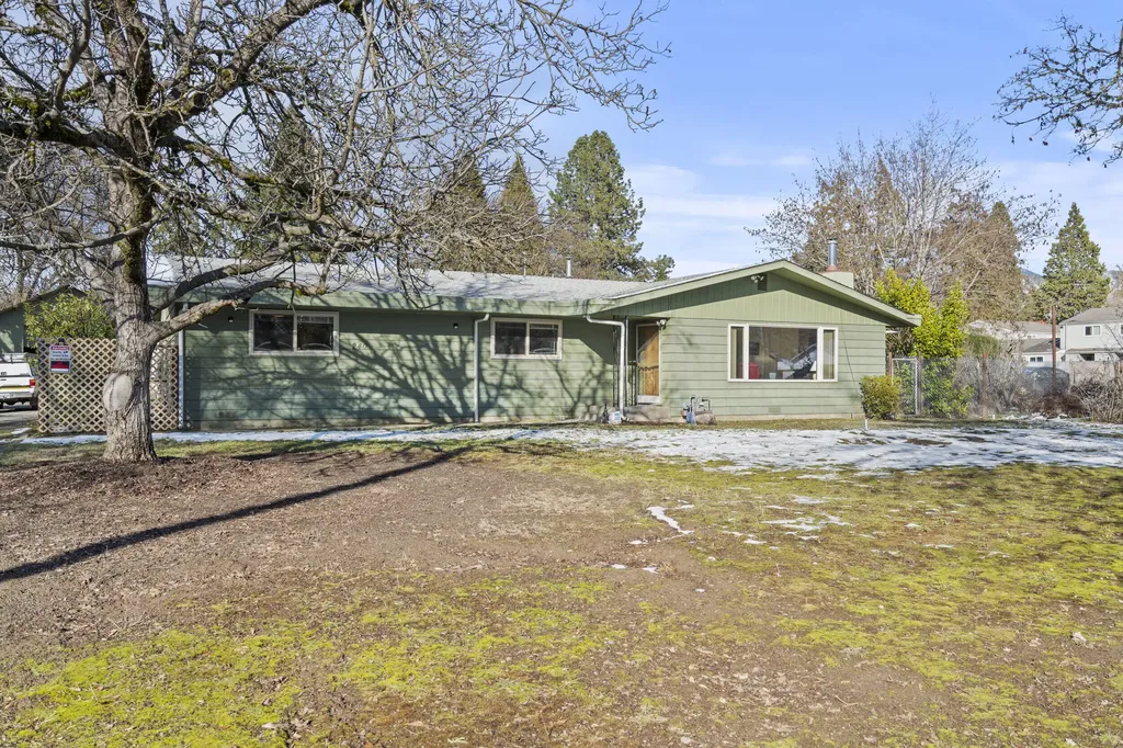 240 SW Rogue River Avenue Grants Pass OR 97526