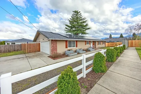 1555 S Columbus Avenue Medford OR 97501