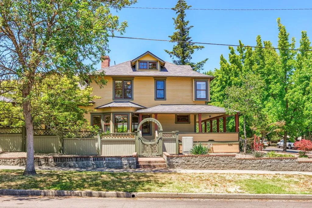 586 B Street Ashland OR 97520