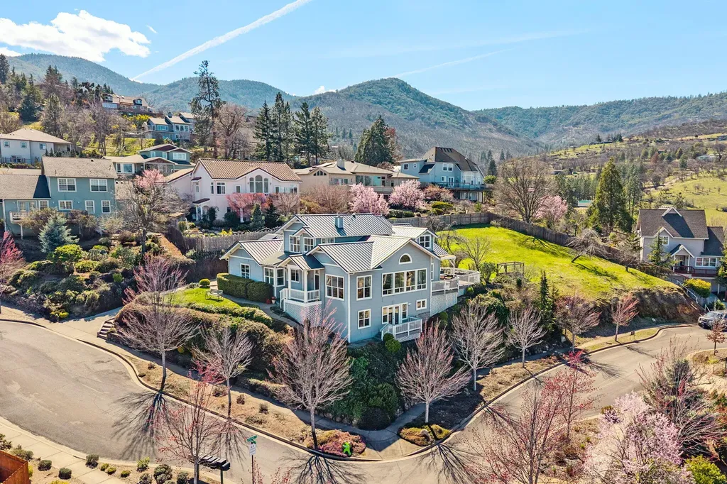 560 Sheridan Street Ashland OR 97520