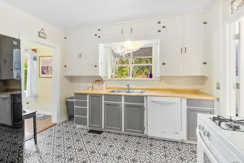 210 W 1st Street Phoenix OR 97535