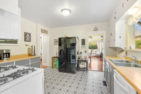 210 W 1st Street Phoenix OR 97535
