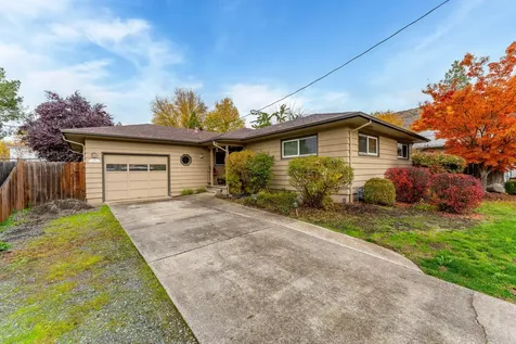 744 NE Savage Street Grants Pass OR 97526