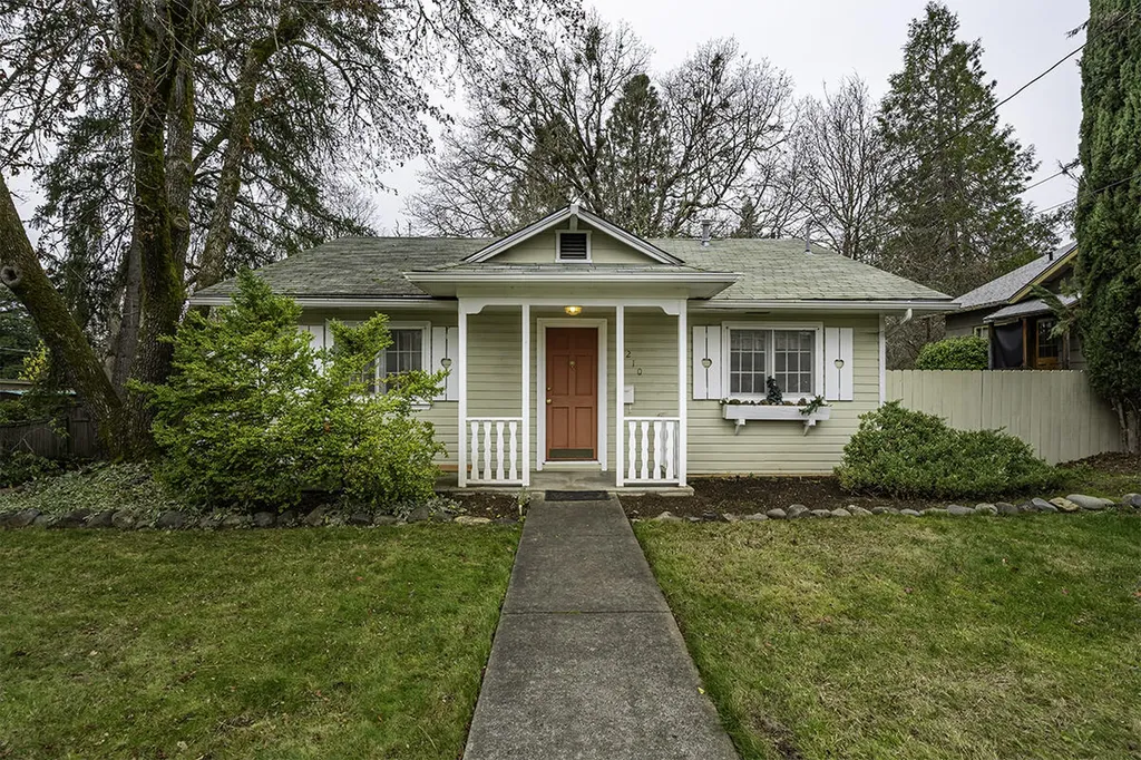 1210 NW Lawnridge Avenue Grants Pass OR 97526