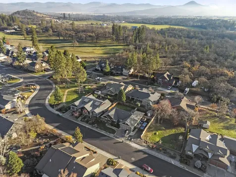 338 Cherry Wood Eagle Point OR 97524