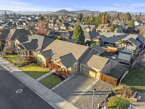 338 Cherry Wood Eagle Point OR 97524