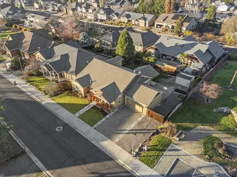 338 Cherry Wood Eagle Point OR 97524