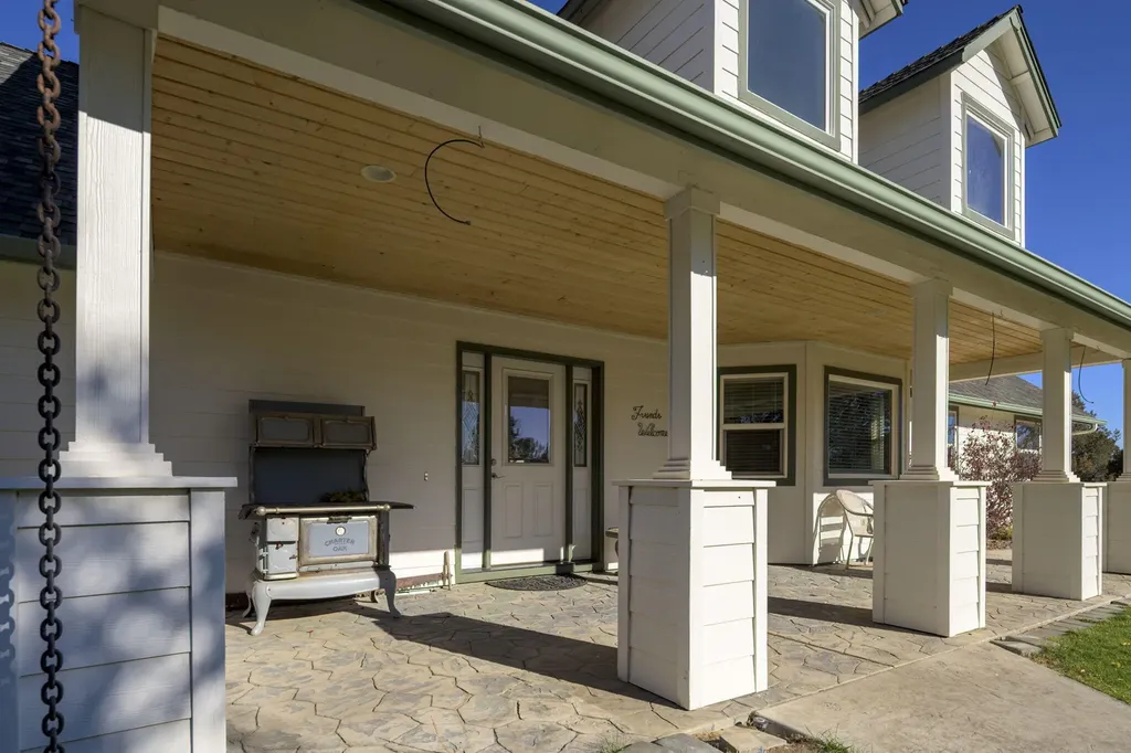 6187 SW Jaguar Avenue Redmond OR 97756