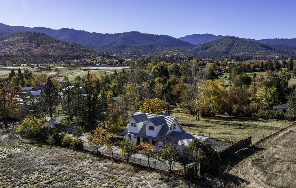 135 Maywood Way Ashland OR 97520