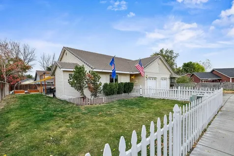 2743 SW Umatilla Court Redmond OR 97756