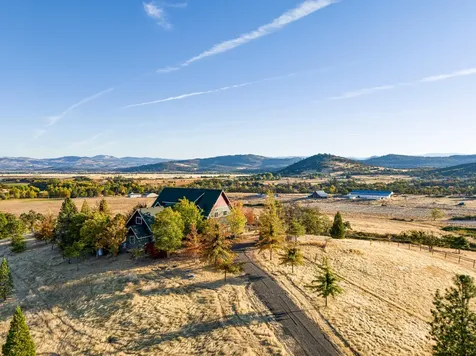 1820 Dry Creek Road Eagle Point OR 97524
