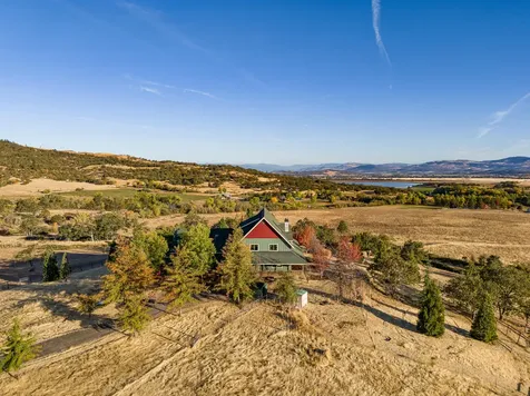 1820 Dry Creek Road Eagle Point OR 97524