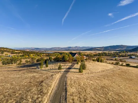 1820 Dry Creek Road Eagle Point OR 97524
