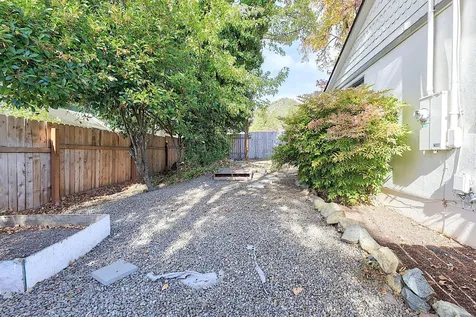 2072 NE Fairview Avenue Grants Pass OR 97526