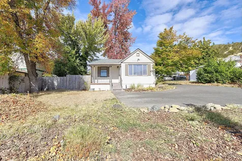 2072 NE Fairview Avenue Grants Pass OR 97526