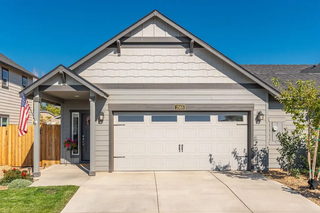 2565 NW Teak Place Redmond OR 97756