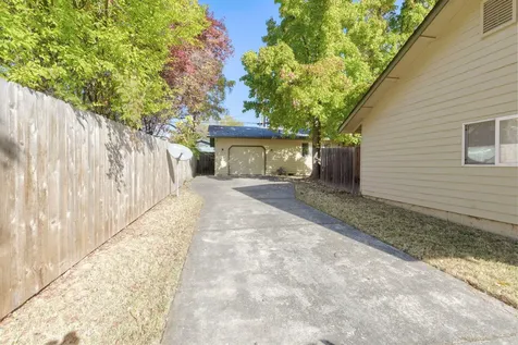 728 SW I Street Grants Pass OR 97526