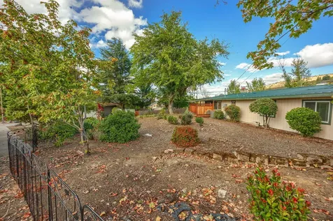3233 Sycamore Way Medford OR 97504