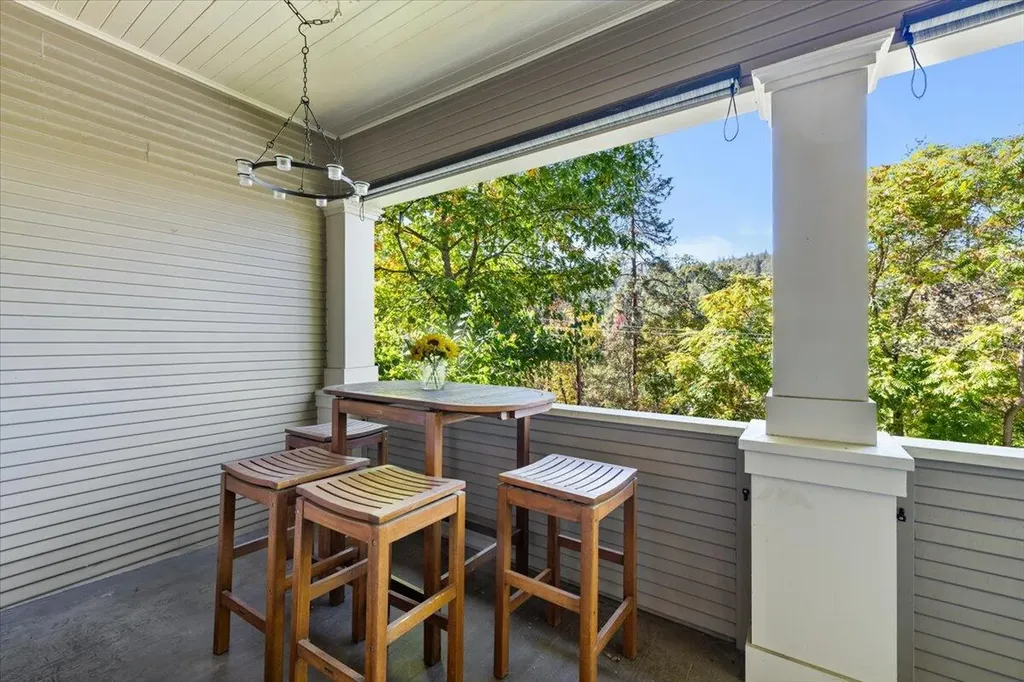 126 S Pioneer Street Ashland OR 97520