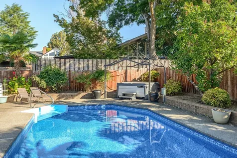 2457 Pinebrook Circle Medford OR 97504