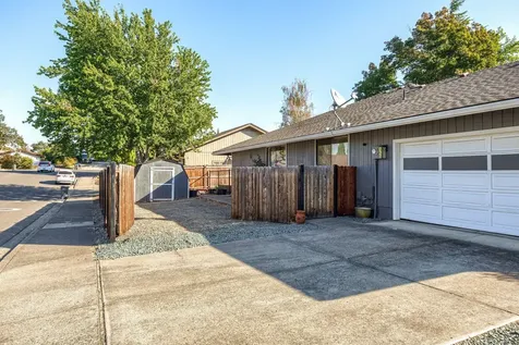 2457 Pinebrook Circle Medford OR 97504