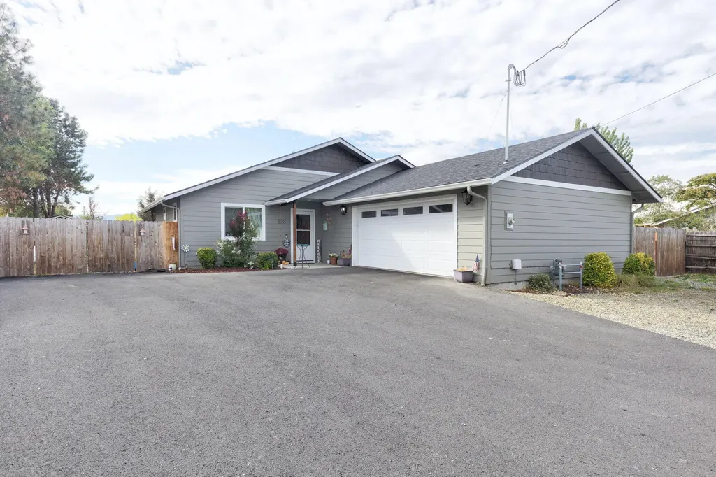 898 Coutant Lane Grants Pass OR 97527