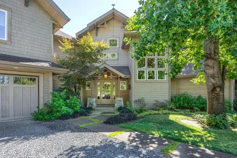 880 Rogue Wood Drive White City OR 97503