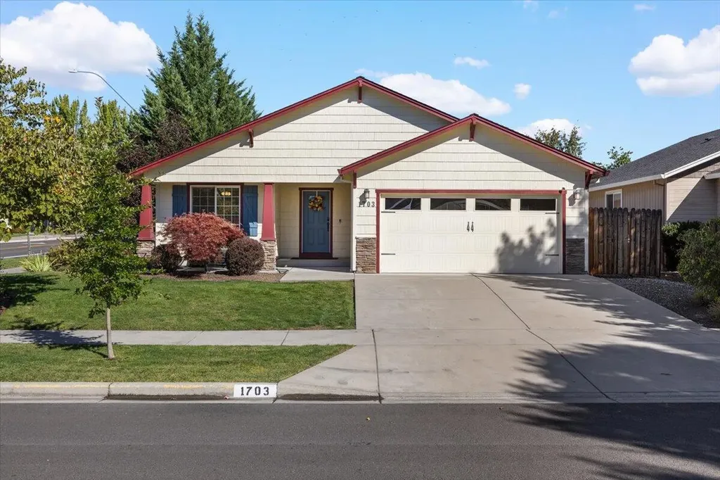 1703 Pearl Eye Lane Medford OR 97504
