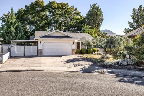 3090 Waterford Court Medford OR 97504