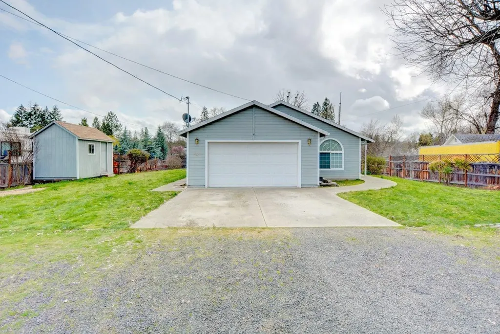 587 S Royal Avenue Eagle Point OR 97524