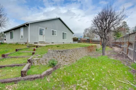 587 S Royal Avenue Eagle Point OR 97524