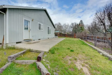 587 S Royal Avenue Eagle Point OR 97524