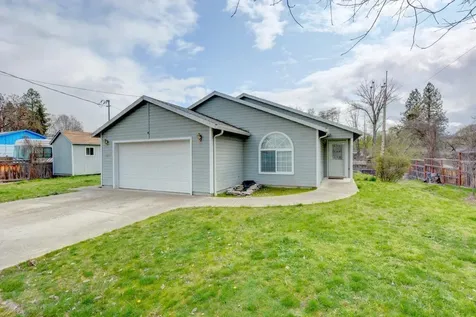 587 S Royal Avenue Eagle Point OR 97524