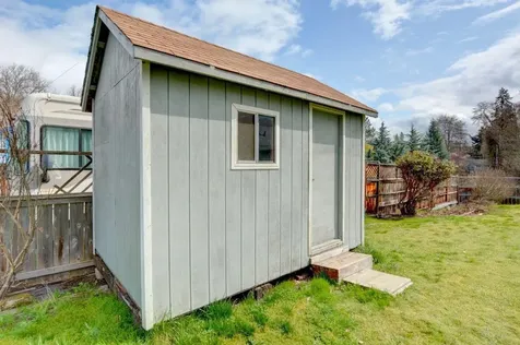 587 S Royal Avenue Eagle Point OR 97524