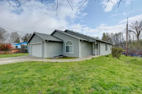 587 S Royal Avenue Eagle Point OR 97524