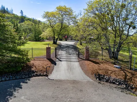 6776 Laurelcrest Drive Medford OR 97504