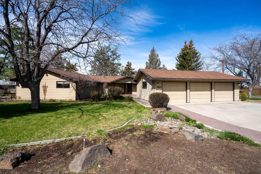 1527 SW Canyon Drive Redmond OR 97756
