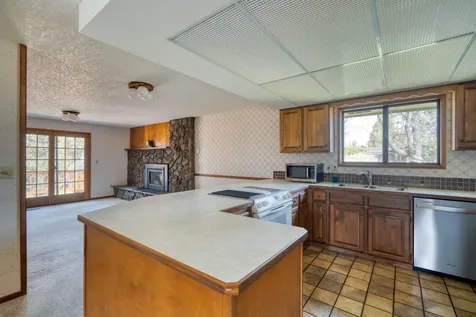 1527 SW Canyon Drive Redmond OR 97756