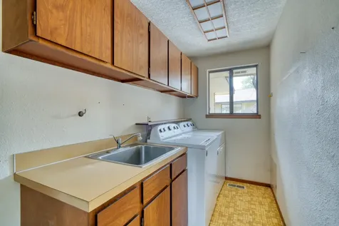 1527 SW Canyon Drive Redmond OR 97756