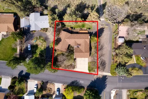 1527 SW Canyon Drive Redmond OR 97756