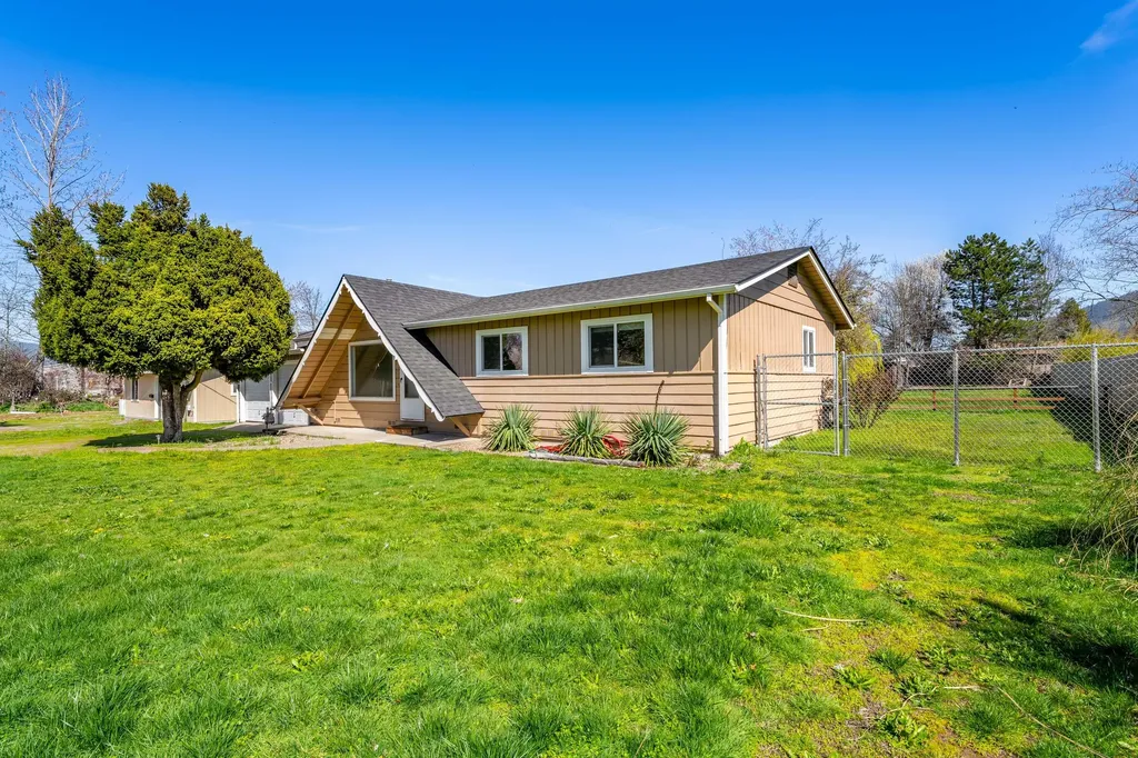 1881 Regina Way Grants Pass OR 97527