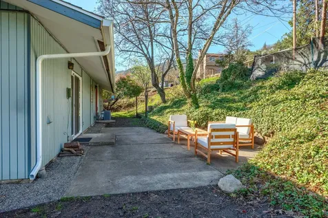 382 Cherry Lane Ashland OR 97520