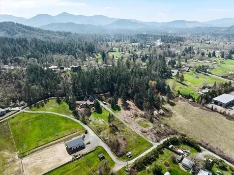1836 W Schutzwohl Lane Grants Pass OR 97527