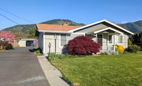 1725 Cloverlawn Drive Grants Pass OR 97527